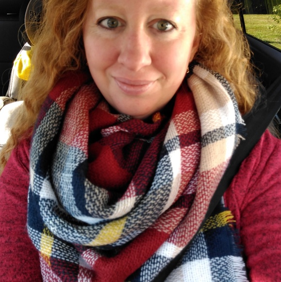 💥SOLD OUT💥Red Plaid Blanket Scarf - Picture 7 of 7